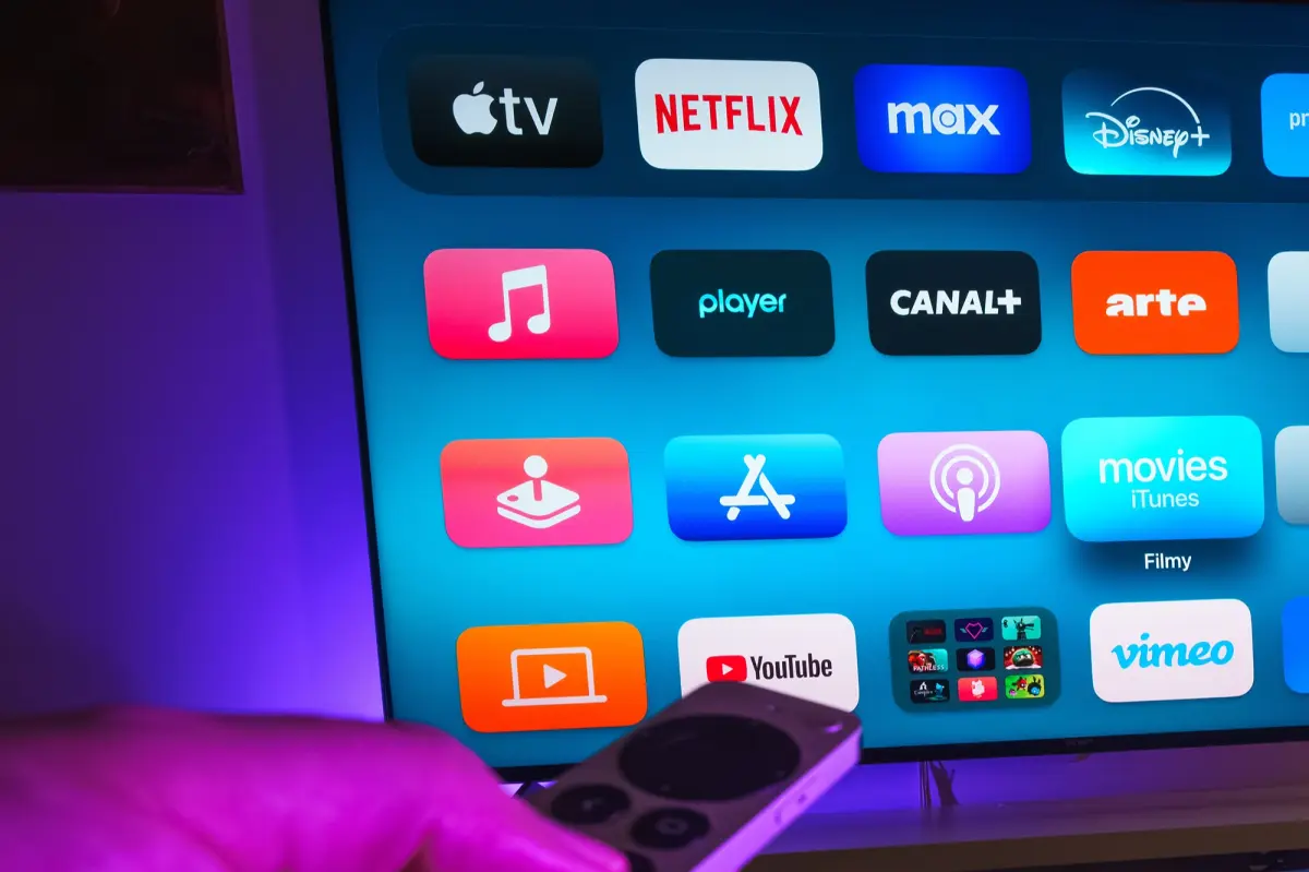 Ilustrasi layar handphone atau televisi yang menampilkan berbagai aplikasi layanan streaming populer seperti Apple TV dan Netflix.