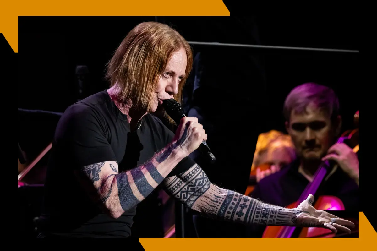 Danny Elfman tampil di atas panggung dengan gaya energik