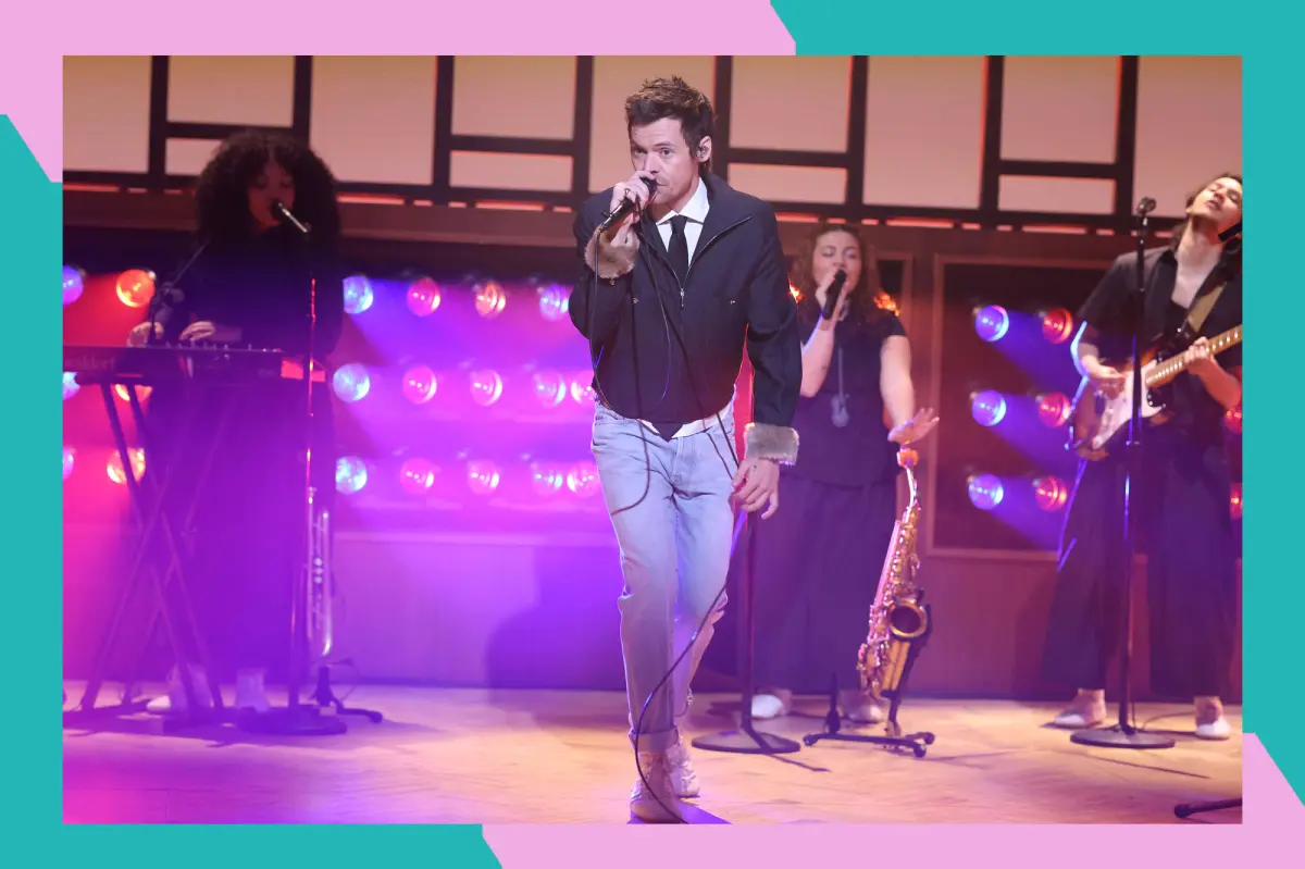 Harry Styles saat tampil di atas panggung dalam rangkaian konsernya.