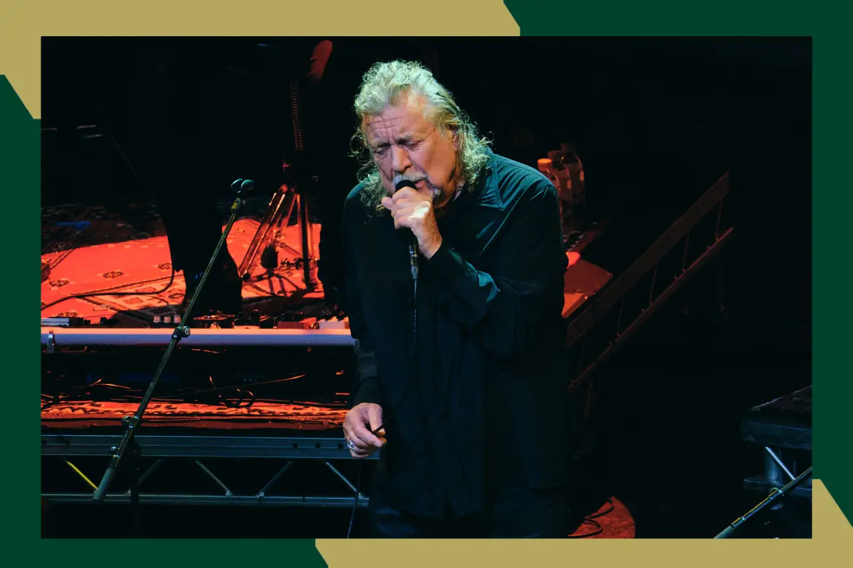 Robert Plant tampil energik di atas panggung bersama band pengiringnya Saving Grace.