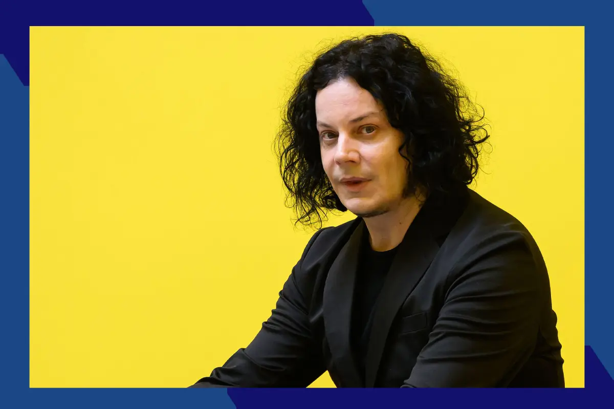 Aksi panggung memukau Jack White saat memainkan gitar ikoniknya dalam tur konser rock.