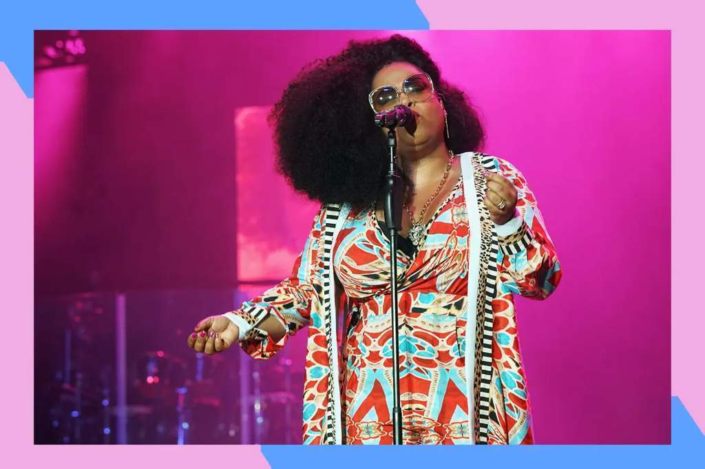 Penyanyi R&B legendaris Jill Scott saat tampil memukau di atas panggung dalam rangkaian tur terbarunya.