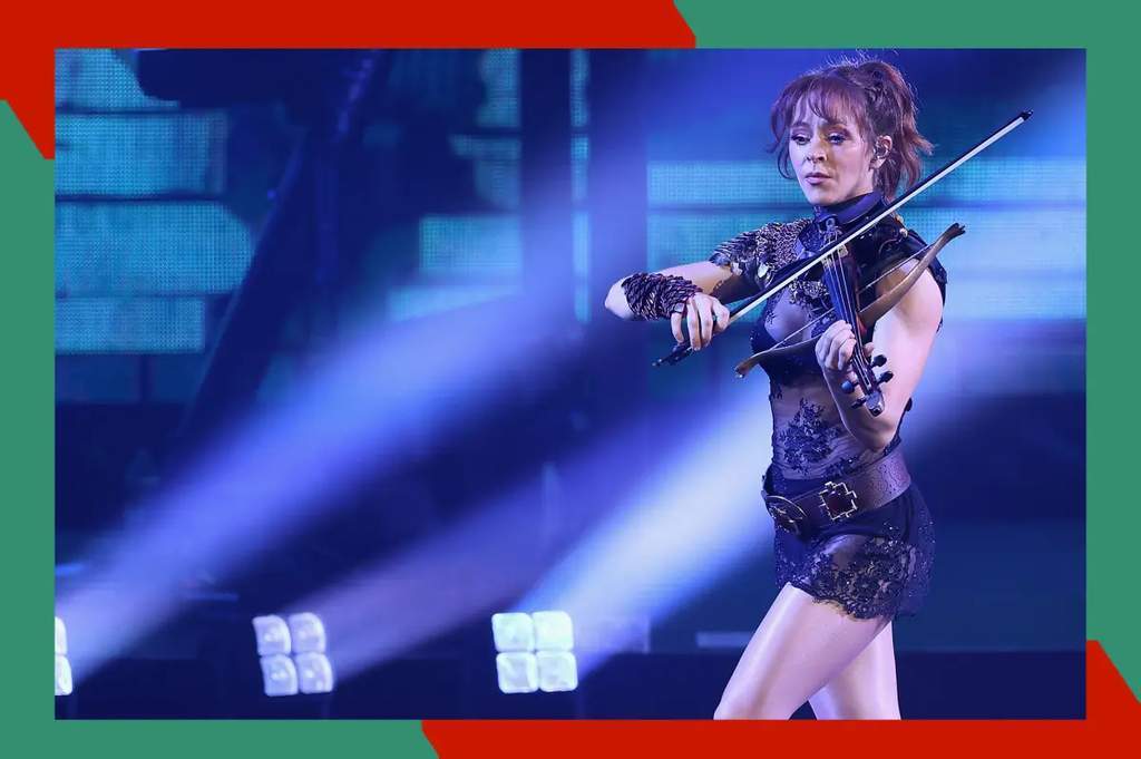 Musisi dan penari Lindsey Stirling saat tampil energik di atas panggung.