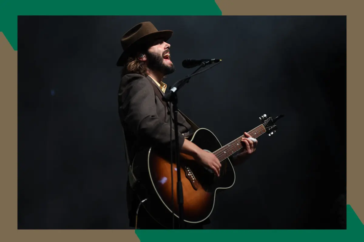 Band folk rock Lord Huron saat tampil di atas panggung dengan tata cahaya megah.