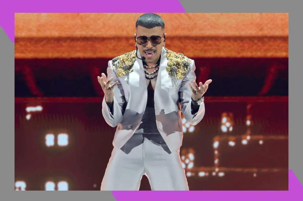 Rauw Alejandro saat tampil di atas panggung konser.