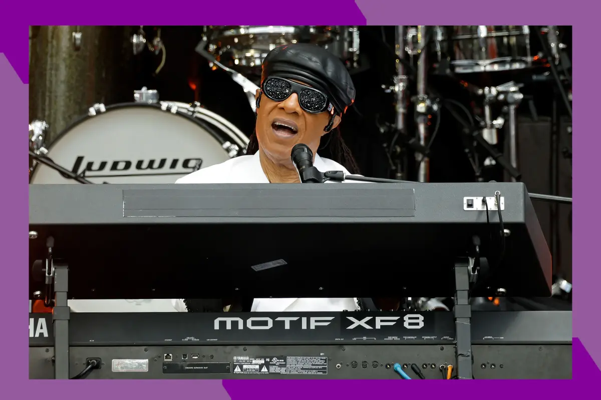 Stevie Wonder tampil di atas panggung.