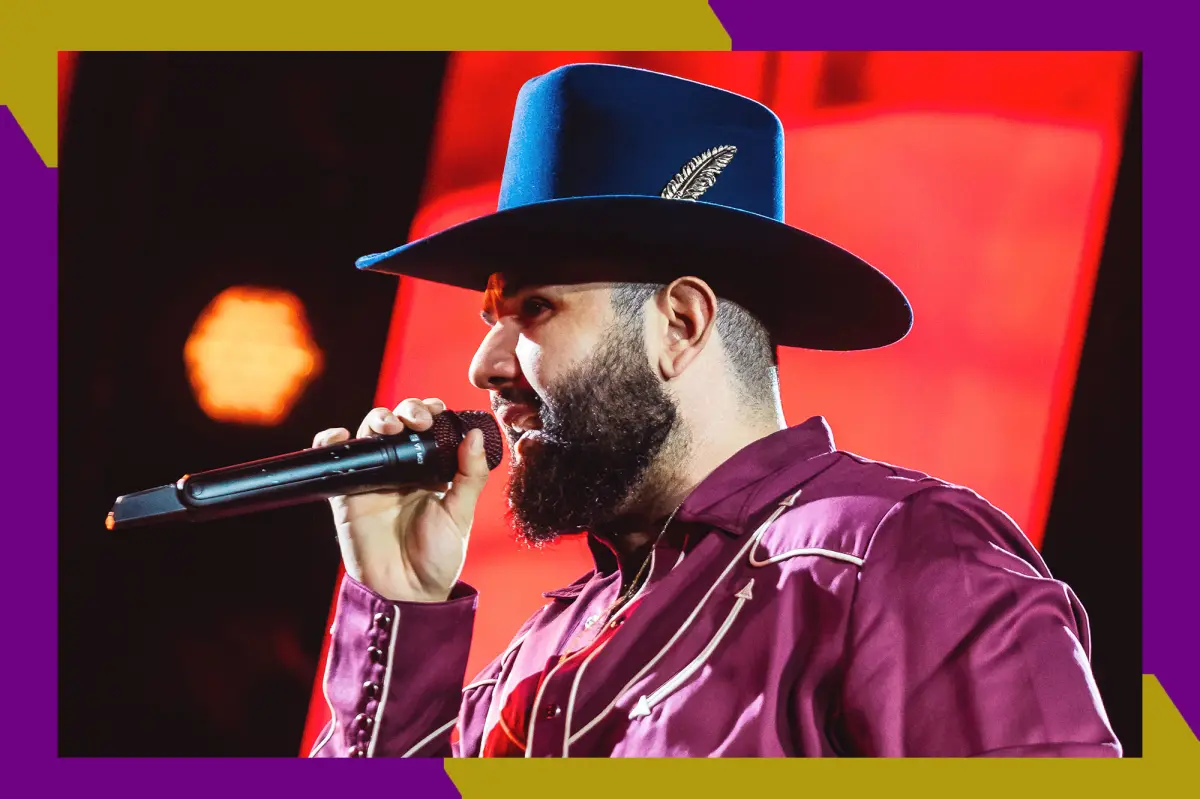 Carín León saat bersiap menggelar konser residensi di Las Vegas Sphere dengan topi khas Sinaloa.