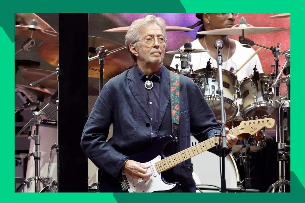 Musikus legendaris Eric Clapton saat tampil di atas panggung dengan gitar andalannya.