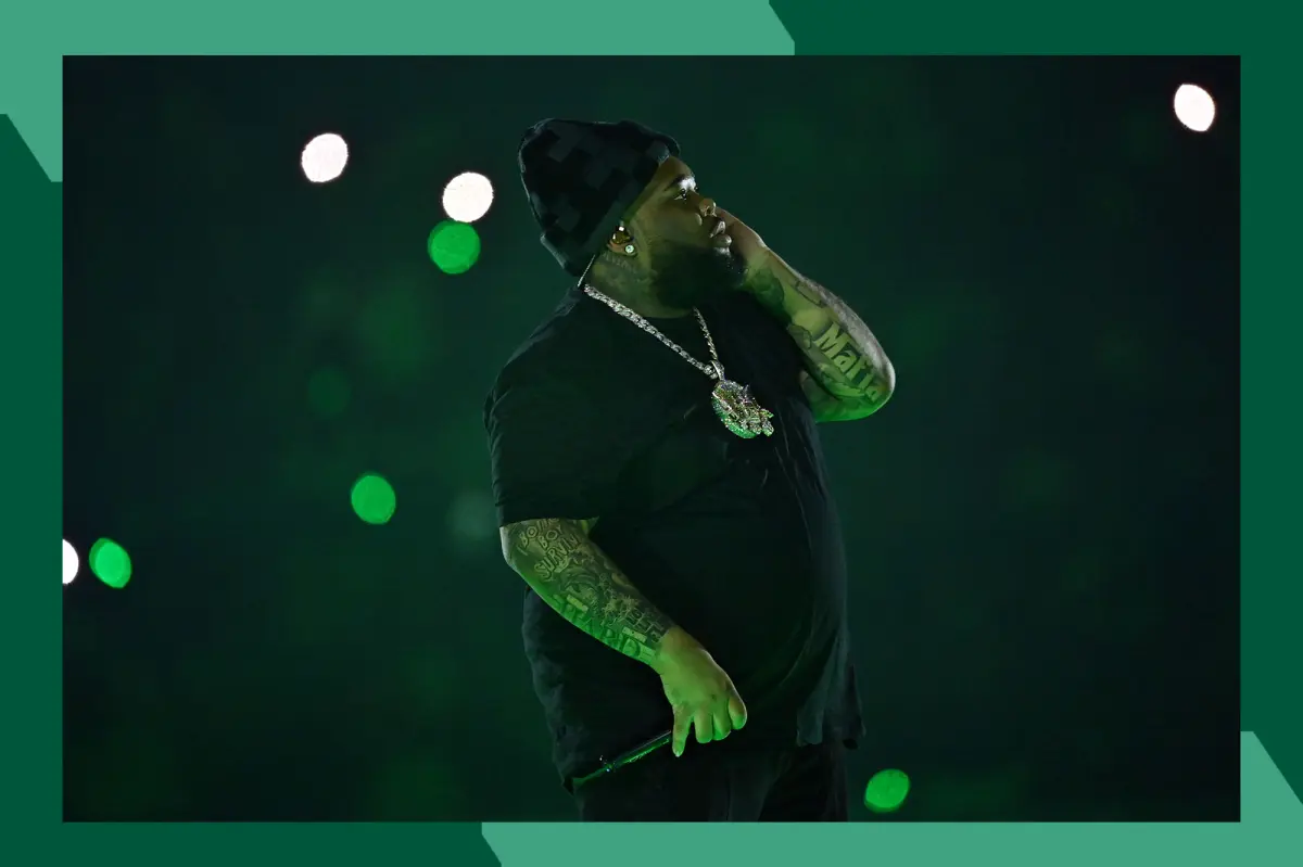 Penyanyi rap Rod Wave saat tampil energik di atas panggung konser.